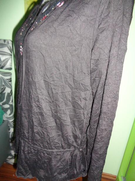 Pěkný černý top s výšivkou m/l, m