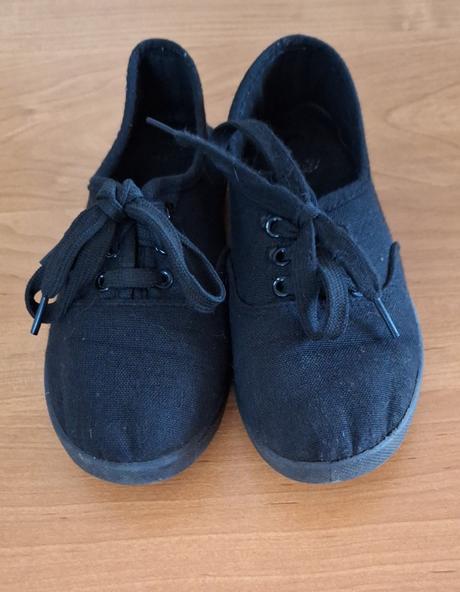 Tenisky zavazovací černé vel 33, 33