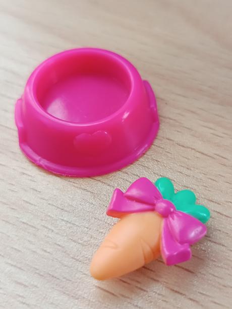 2 lps králíčci + miska + mrkev,