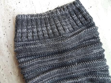 Šedá černá přepadlá čepice houmleska, yetty,122