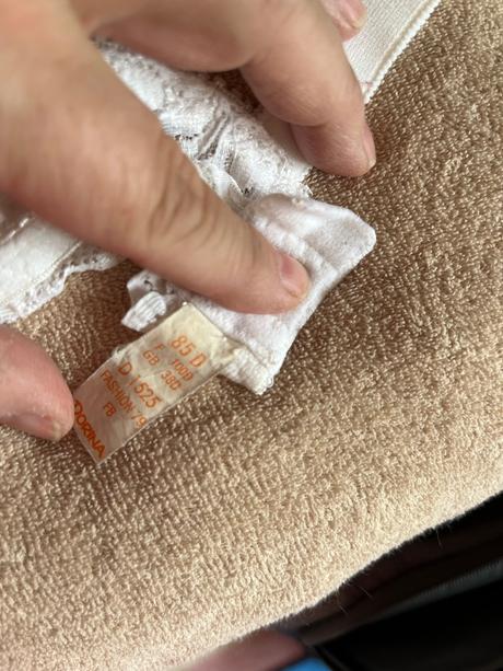 Bílá podprsenka 85 d + černá zdarma, 85d