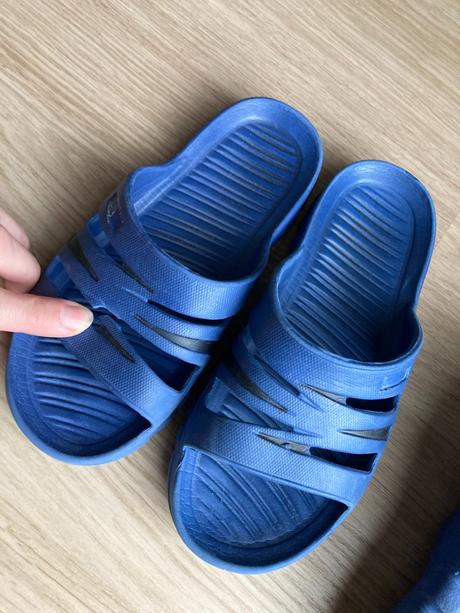 2x gumové pantofle, 33