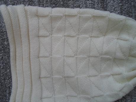 Bílá přepadlá čepice houmleska, 116