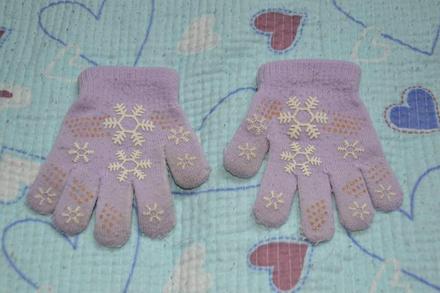 Fialkové prstové rukavičky zdobené, 92