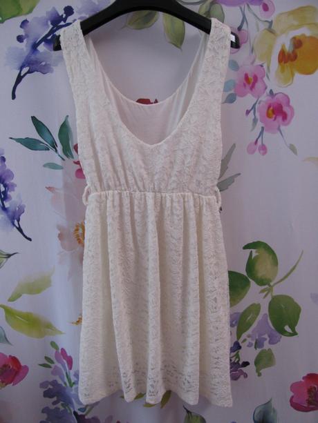 Smetanově bílé krajkové mini šaty, 146