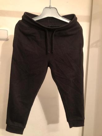 Černé tepláky s kapsami a tkanicí, 98