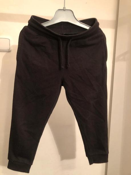 Černé tepláky s kapsami a tkanicí, 98