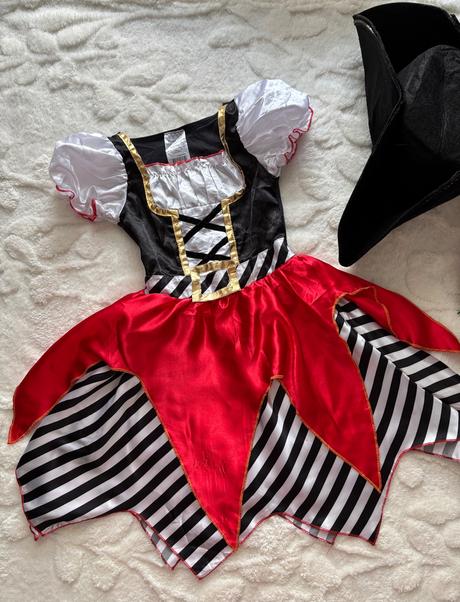 An11/ kostým pirátka s kloboukem- v.5/6 let, 