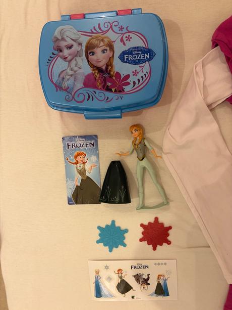 Tričko s motivem anny a elsy (velikost 122) + krab, disney,122