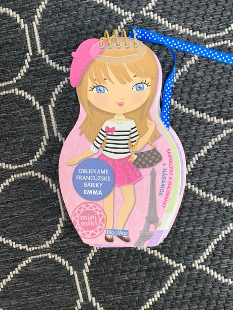 Sada s nálepkovými knižkami, zošitkami a bábikami,