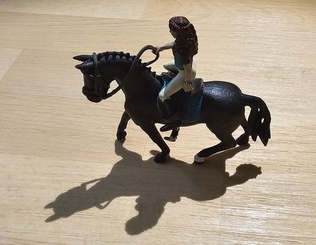 Figurka kůň černý a jezdkyně schleich,