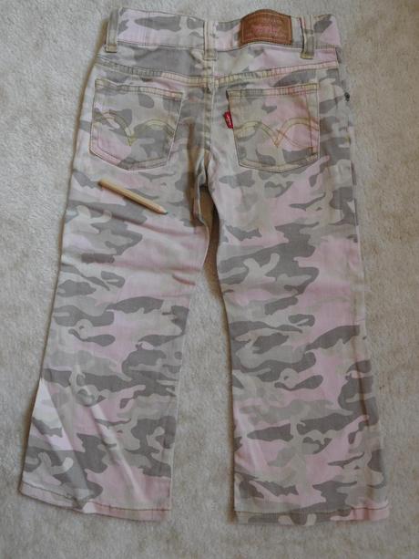 Mají po sobě šedé flíčky, hlavně na úrovni rozkrok, levis,104