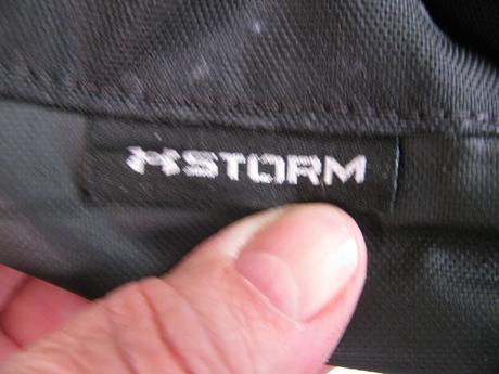 Sportovní černý batoh under armour,