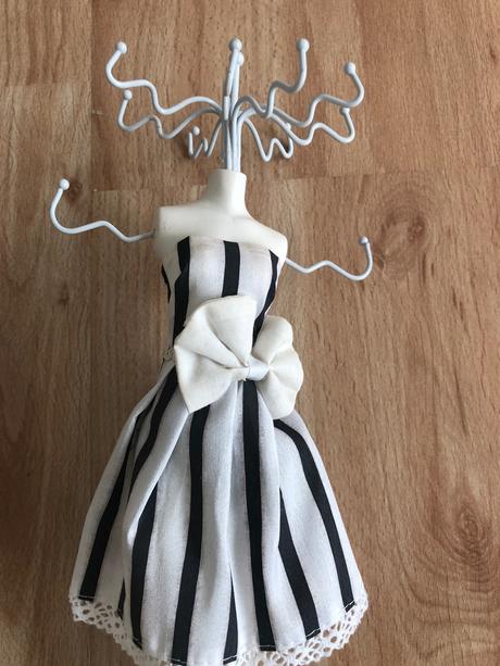 Stojanek na sperky - figura, 