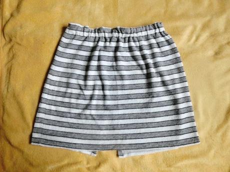 Sukně bílá šedá pruhovaná proužkovaná minisukně, s