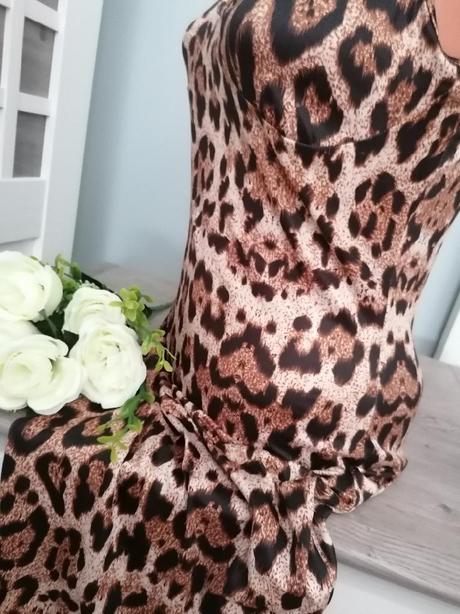 Tygrované šaty, 36