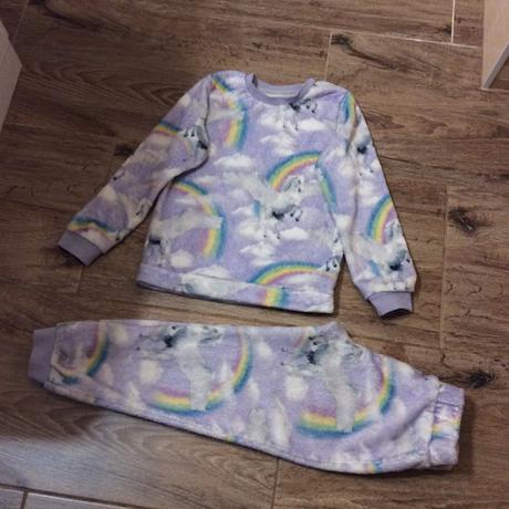 Heboučké pyžamo s jednorožci, 122