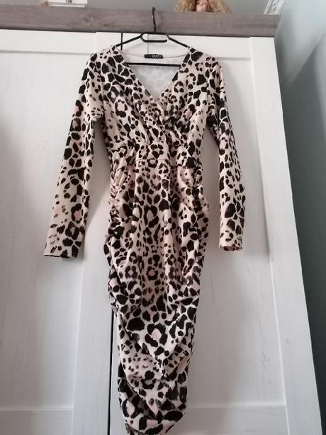 Tygrované šaty, 36