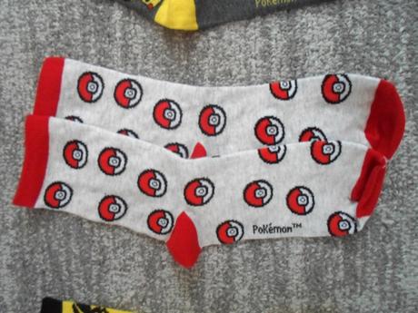 Černé žluté šedé ponožky pokémon, 35