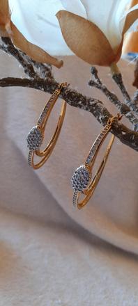 Zlaté oválné náušnice s kamínky,