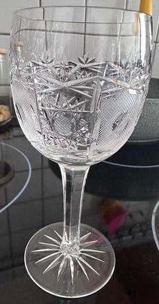 Šest broušených sklenic z křišťálu na víno, 