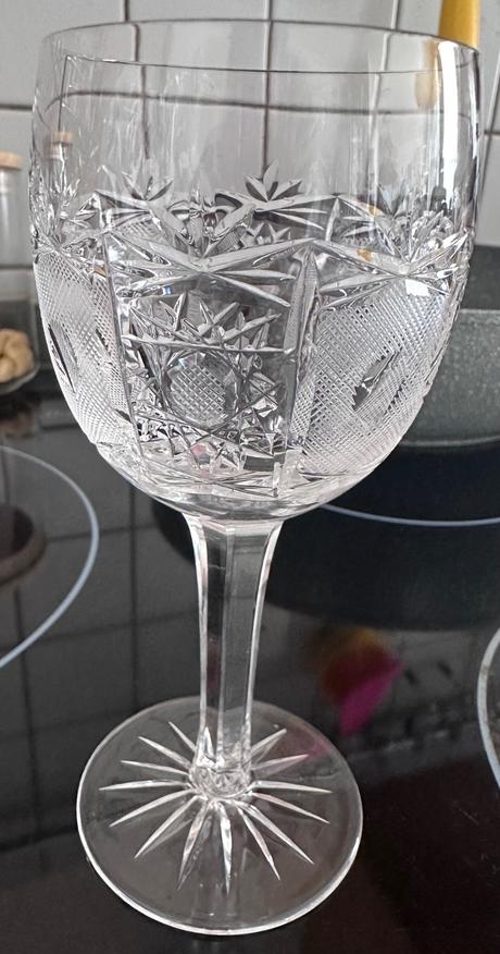 Šest broušených sklenic z křišťálu na víno, 