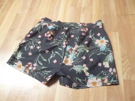 Lehké kytkaté kratasy vel. m pro maminy, vero moda,m