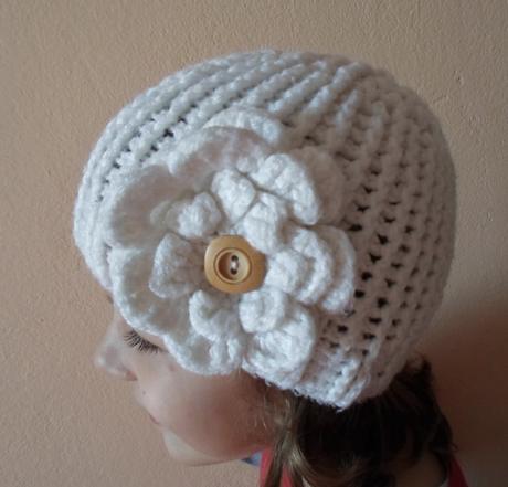 Bílá háčkovaná čepice čepička, 116