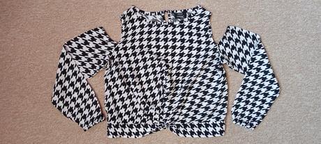 Crop top zn."page one young" vel."134-140", 134