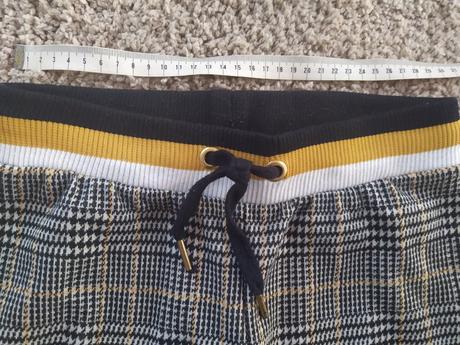 Černobílé kalhoty tepláky, 152