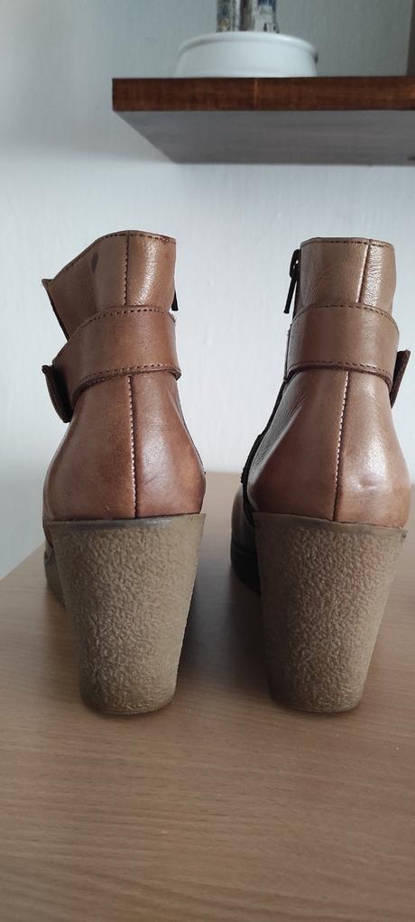 Hnědé kožené boty na klínku vel. 39, 39