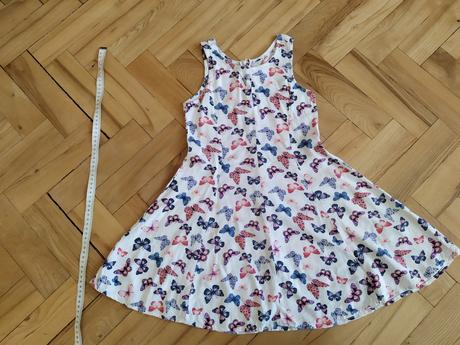 Šaty s motýlky, 122