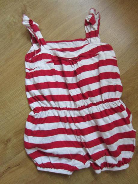 Všem dobře známý pruhovaný kraťáskový overal, next,104