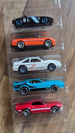 Sada autíček hotwheels,