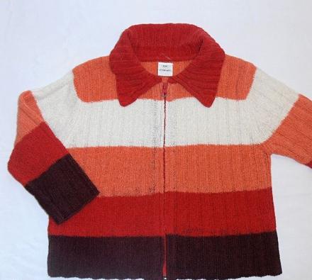 F110. příjemný pruhovaný svetřík, 104