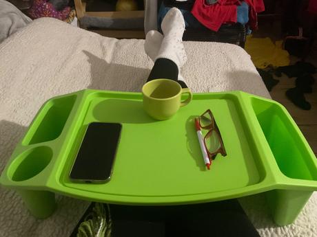 Plastový přenosný gaučostolek- dedra,