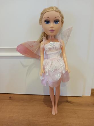 Panenka víla velká s křídly.,