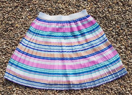 M122	dívčí skládaná elegantní sukně vel. 140, tu,134