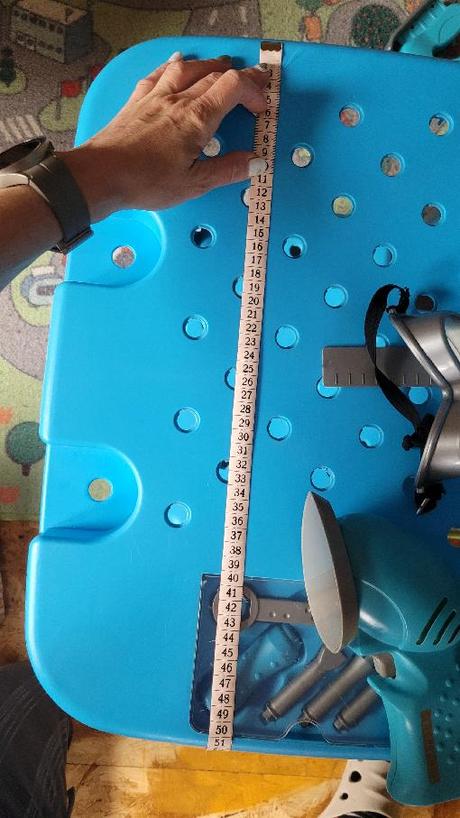 Dětský pracovní stolek a nářadí,