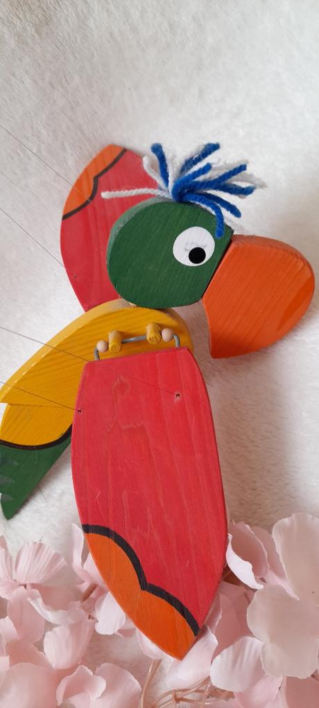 Závěsná hračka - papoušek dřevěný žíhaný, 