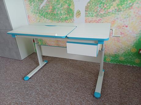 Psací stůl s nastavitelnou výškou, 