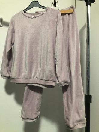 Fialková sametová souprava, 128