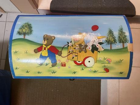 Dřevěná truhla dětská třeba na hračky,