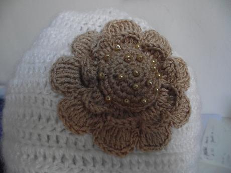 Háčkovaná čepička s kytkou, 104