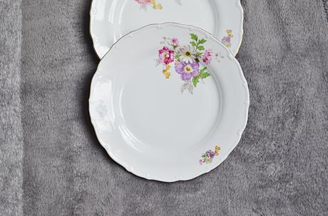 Dezertní talíře zdobené zlatem, 