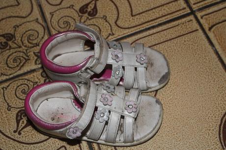 Dívčí sandále květy vel. 24 (vnitřní stélka 15 cm), 24