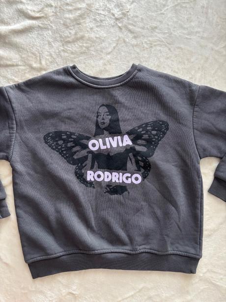 K8/ mikina šedá - v.8/9 let olivia rodrigo, primark,134