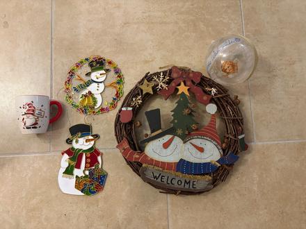 Vánoční dekorace, vánoční věnec, hrnek,koule, 