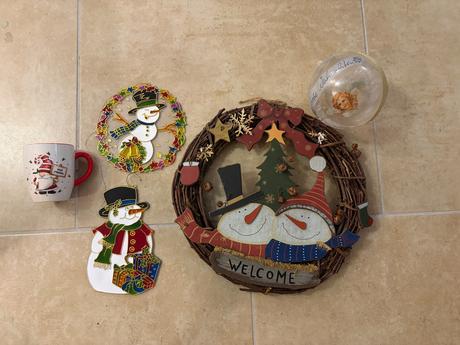 Vánoční dekorace, vánoční věnec, hrnek,koule, 