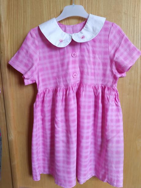 Růžové šaty, 110